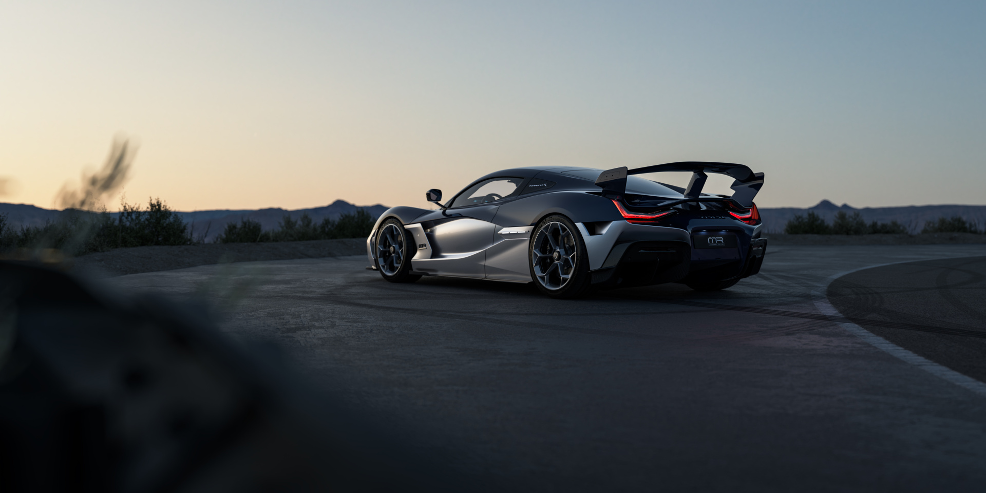 SMALL_nevera-r-founder-s-edition-2